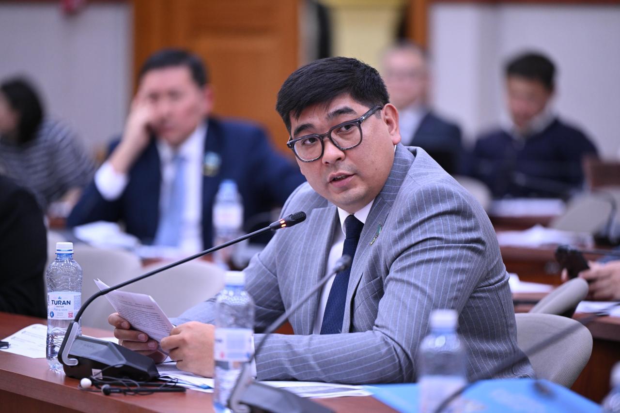 Әже оның барлық саңылауларында трахает алды