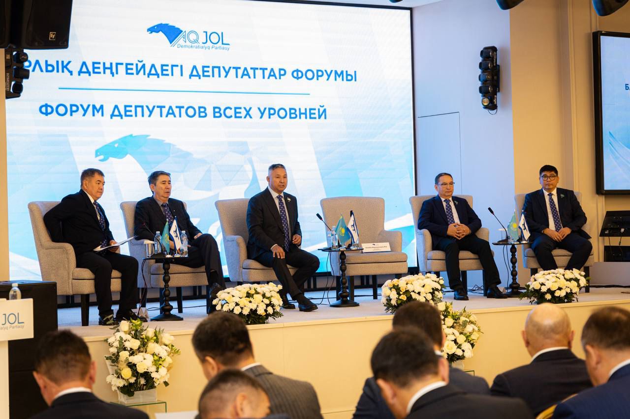 Мүшесі бар жапондық порно Үстелдің астына кіріп, нағашы әжемді аңдыдым. Желідегі порно.